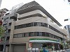 外観:新耐震基準・8階建てのマンション。3階は幼児教育で有名な塾が入っています。階下にはコンビニエンスストアもあり便利な立地です。